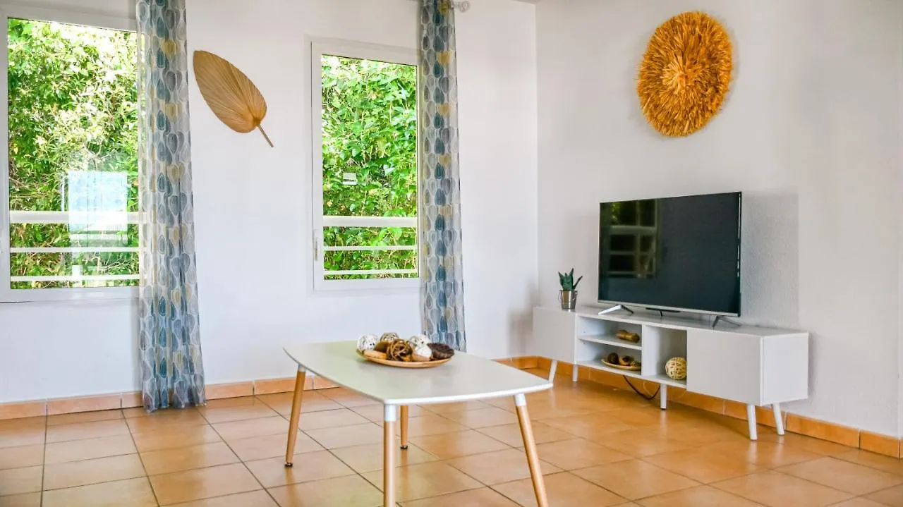 Апартаменты Charmant Appartement Aux Abymes Лез-Абим