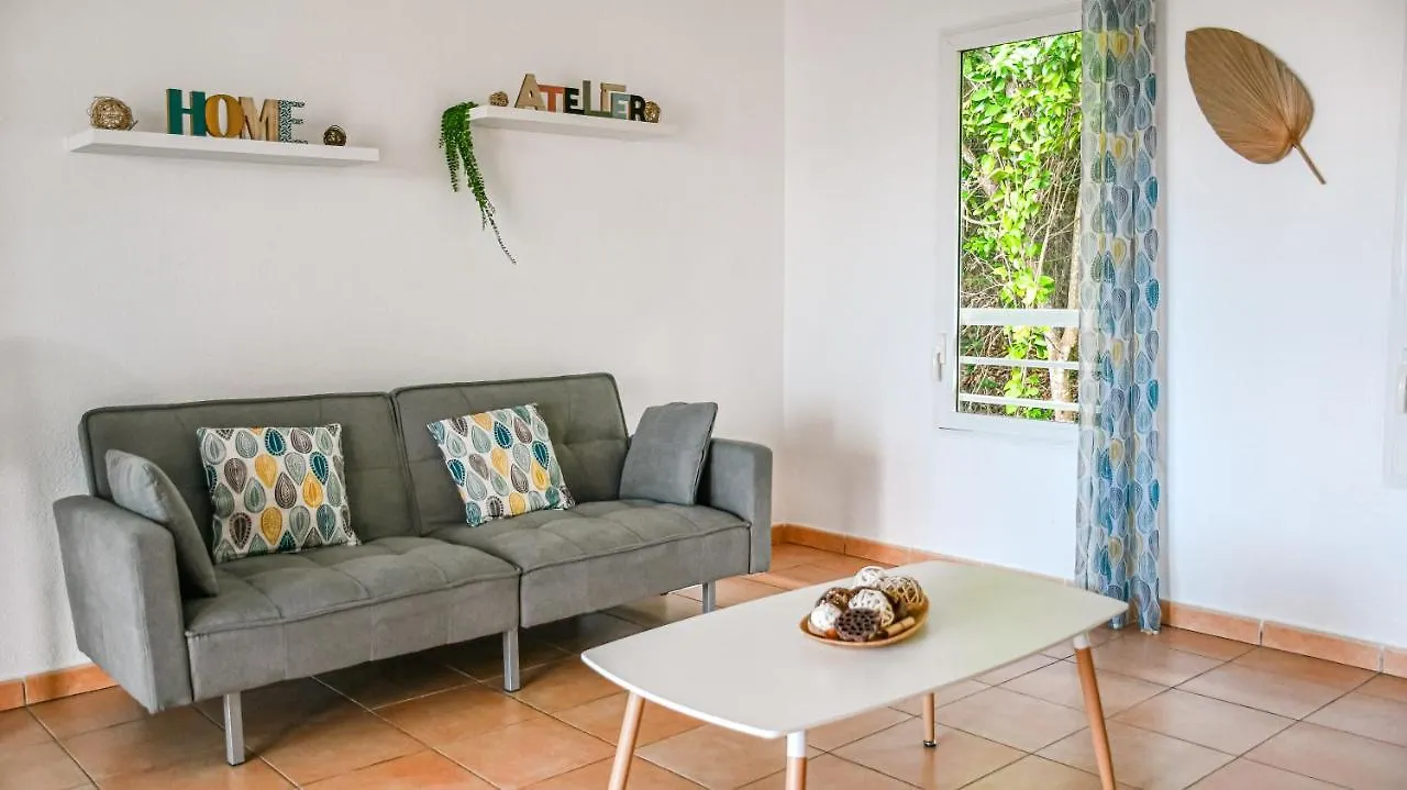 Апартаменты Charmant Appartement Aux Abymes Лез-Абим